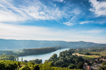 Naklejka premium Panorama sur les champs de vignes et la vallée du Rhône