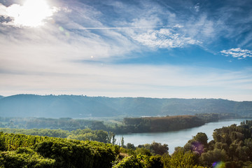 Panorama sur les champs de  vignes et la vallée du Rhône