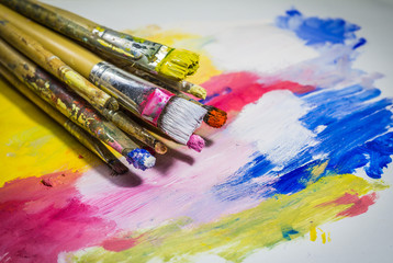 Obraz premium Paintbrushes with color on paper