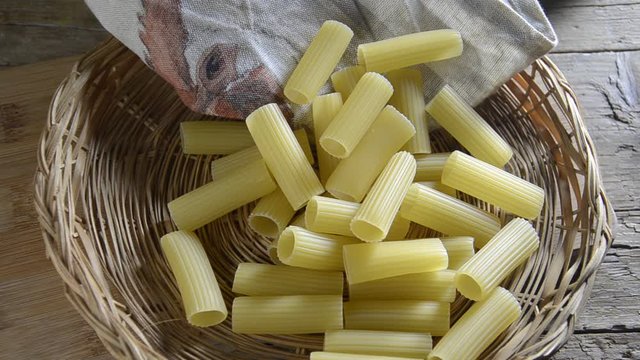 Rigatoni 리가토니 リガトーニ 長通粉 Cucina italiana 이탈리아 요리 イタリア料理 Italian cuisine Gastronom&iacute;a de Italia Italienische K&uuml;che Pasta Итальянская кухня Maccheroni Carbonara Ẩm thực &Yacute; Kuchnia włoska 