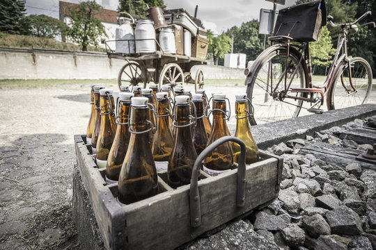 alte B&uuml;gelflaschen im Kasten_2