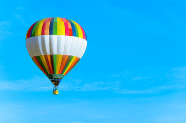 Obraz premium Kolorowy balon na ogrzane powietrze z niebieskim niebem