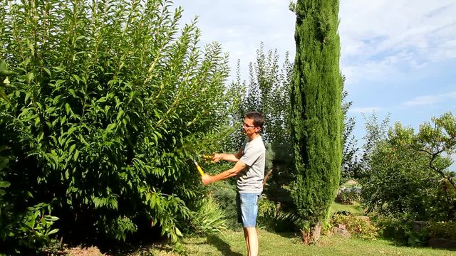 HOMME TAILLANT UN ARBUSTE &Agrave; LA CISAILLE_&eacute;pisode1 