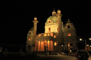 Die Karlskirche bei Nacht im Sommer 2016