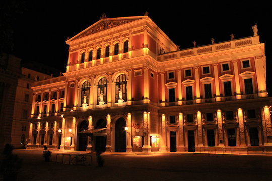 Das Haus des Wiener Musikvereins bei Nacht im Sommer 2016