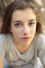 Naklejka premium Portrait of teenage girl with natural light