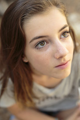 Naklejka premium Portrait of teenage girl with natural light