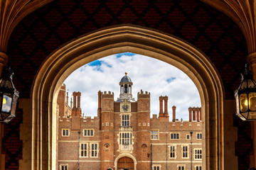 Naklejka premium Hampton Court w letni dzień