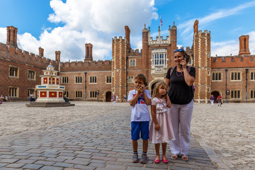 Fototapeta premium Hampton Court in summer day