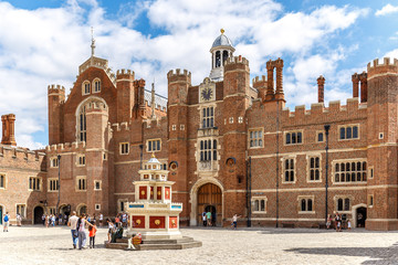 Obraz premium Hampton Court in summer day