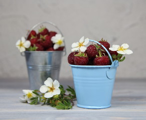 малина в маленьких ведрах с белыми цветами и надписью приятного аппетита доброе утро