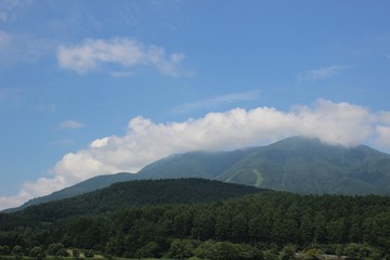 Fototapeta na wymiar 夏の空と山/高原の夏の山と空