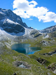 Fototapeta na wymiar mountain lake in the Swiss Alps with light snow