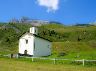 Fototapeta na wymiar small chapel in the Swiss Alps
