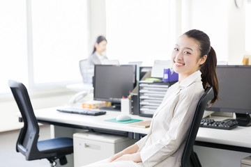 Obraz na płótnie Canvas asian businesswomen relaxing in the office