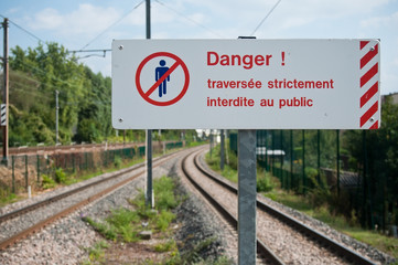 Naklejka premium panneau d'interdiction de traverser les voies de chemin de fer