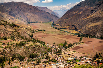 SACRED VALLEY, CUZCO, PERU: Panoramic view of the Sacred valley of the Incas, near pisac town. - obrazy, fototapety, plakaty