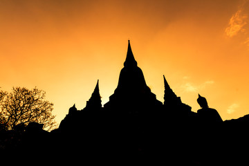 Obraz premium Silhouette of Wat Yai Chai Mong Khol Temple of Ayuthaya Province ( Ayutthaya Historical Park ) Thailand