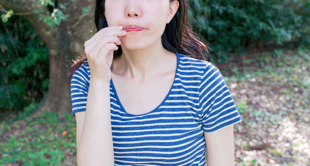 Fototapeta premium 口にチャックする女性