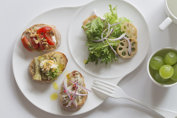 サラダとトーストの朝食