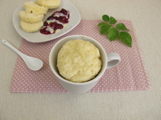 Selbst gemachte Tassenknödel aus der Mikrowelle mit Rote Grütze und Vanillesauce