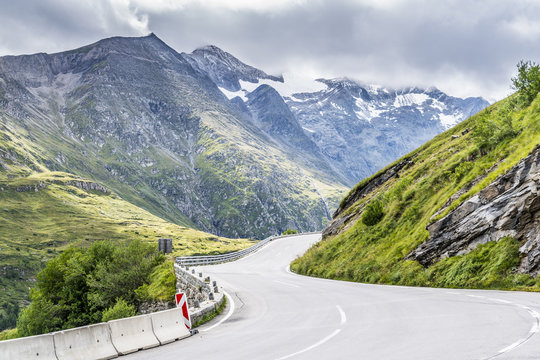 Bergstra&szlig;e durch die alpine Hochalpenlandschaft in &Ouml;sterreich