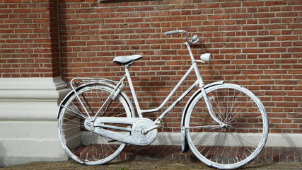 Fahrrad an der Backsteinmauer