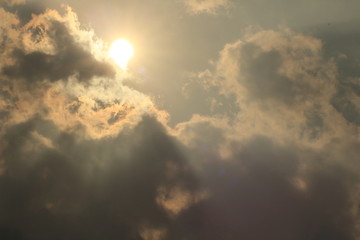 雲間から顔を出す太陽