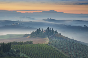 Obraz premium Tuscany. Image of Tuscany landscape during foggy autumn sunrise.