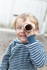 Kleiner Junge mit Fernglas