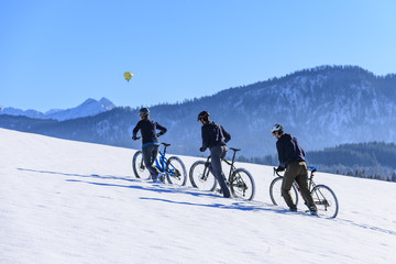 mit dem Rad im Schnee unterwegs