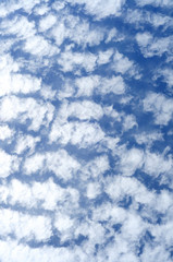 Sfondo verticale con soffici nuvole nel cielo azzurro