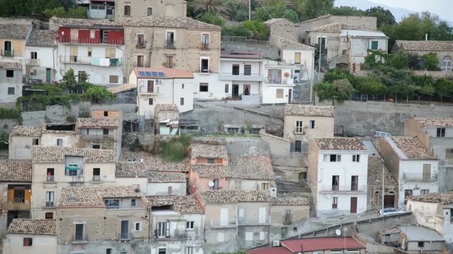 Antica citt&agrave; italiana su una collina 