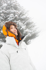 femme dans la neige dans le brouillard © plprod