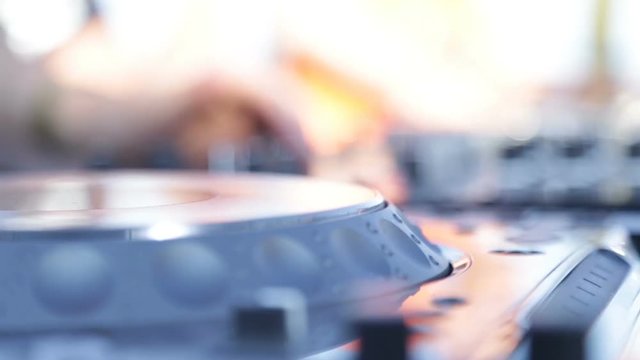 Mani del deejay sul mixer 