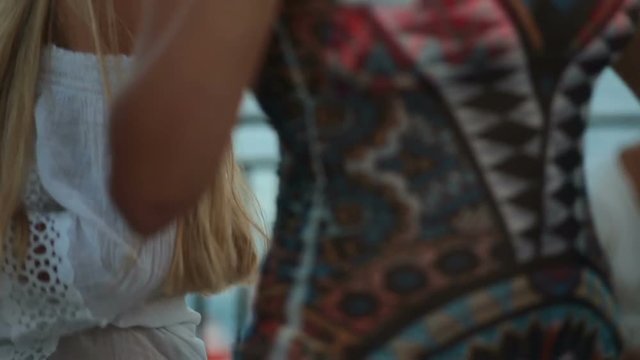 Ragazza che ballano la musica con un cocktail in mano in un bicchiere trasparente di plastica.  