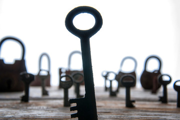 Naklejka premium Old rusty padlocks and keys on white wooden table