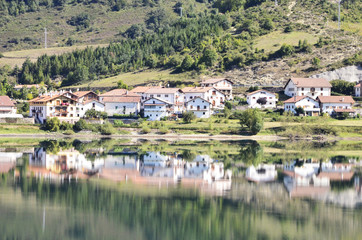 Fototapeta na wymiar Reflets village, lac