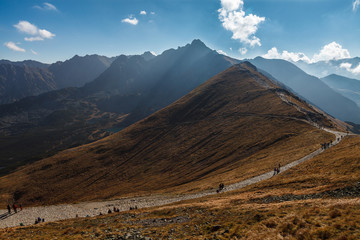 Obraz premium Blue cloudy sky over mountain path