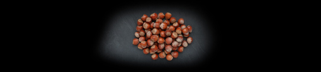 Noisettes sur ardoise de nuit, carte, menu, bannière