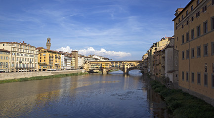 Fototapeta premium Morning view of Ponte Vecchio in Florence, Italy