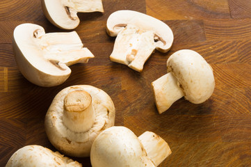 champignons on wooden background