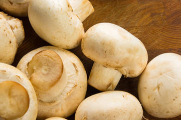 champignons on wooden background