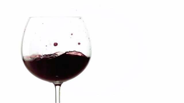 grain de raisin rouge qui tombe dans un verre de vin rouge en slow motion 500 fps