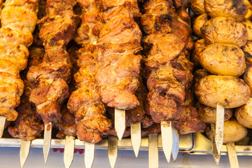 Fried meat and baked potatoes en brochette