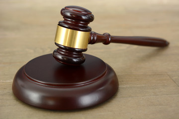 Richterhammer von Richter in Gericht und Justiz