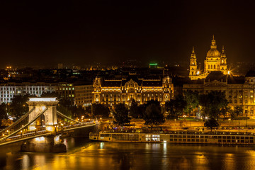 Fototapeta na wymiar Budapest de nuit