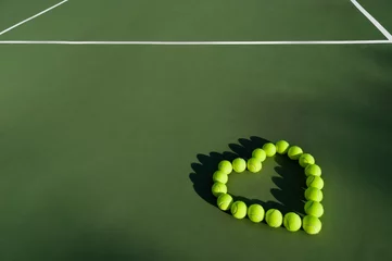Crédence de cuisine en verre imprimé Sports de balle Tennis balls in shape of heart