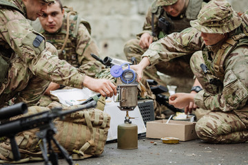 Fototapeta premium british soldiers team eating on the battlefield