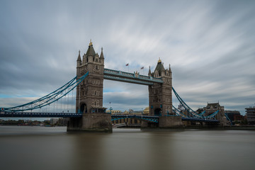 Naklejka premium Burza na Tower Bridge w Londynie.